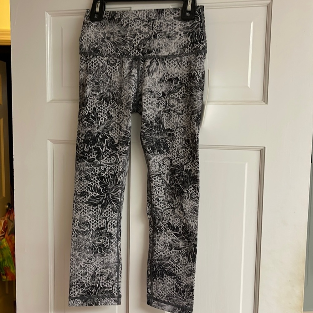 NEW!! Women’s Lululemon Wunder Under Crop HR Size 4
